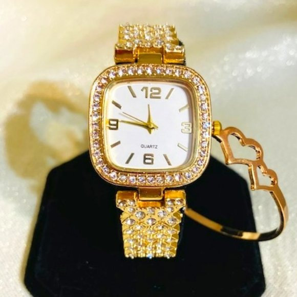?Beautiful Fashion Watch! Covered in CZ Rhinestones. Bracelet included. /N15